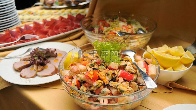 虽然狗狗饼干对狗狗相对安全，但并不意味着对人无害。以下是一些潜在的危害：